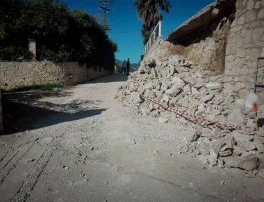 Εκκενώνονται σπίτια στη Ζάκυνθο: Βράχος αποκολλήθηκε από βουνό και είναι έτοιμος να πέσει σε κατοικίες (φώτο)